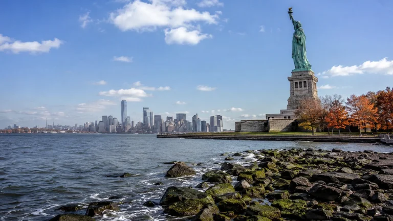 weather like in fall in new york near the statue of liberty